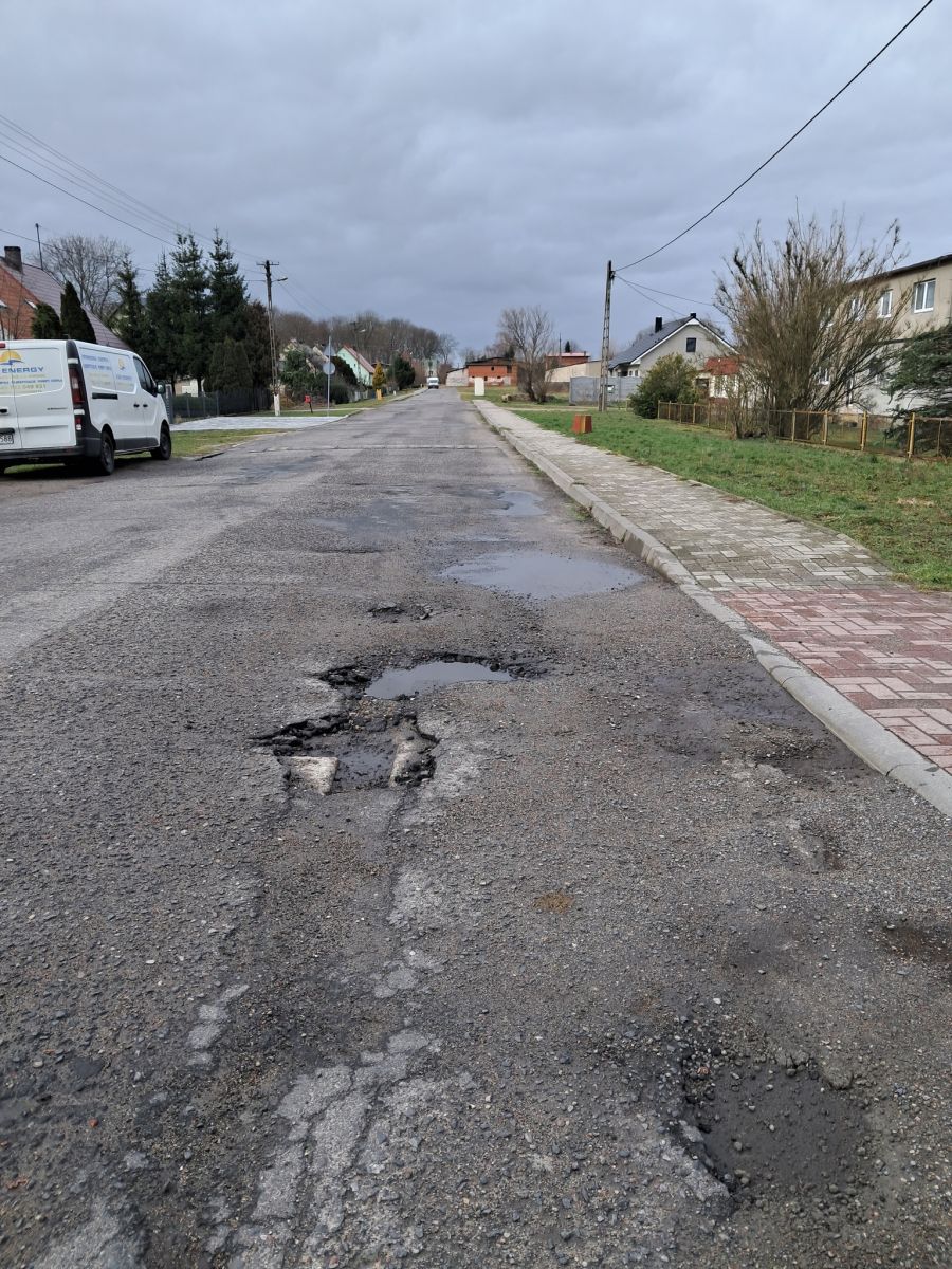 Zdjęcie: Umowa na remonty gminnych dróg podpisana.